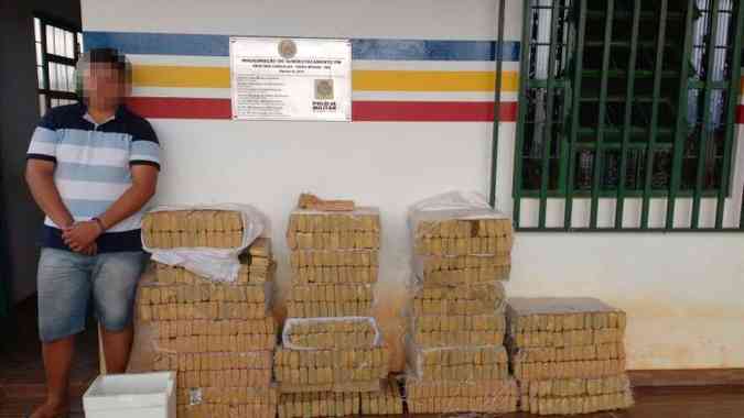 A droga estava dividida em dezenas de tabletes(foto: Polcia Militar/Divulgao)