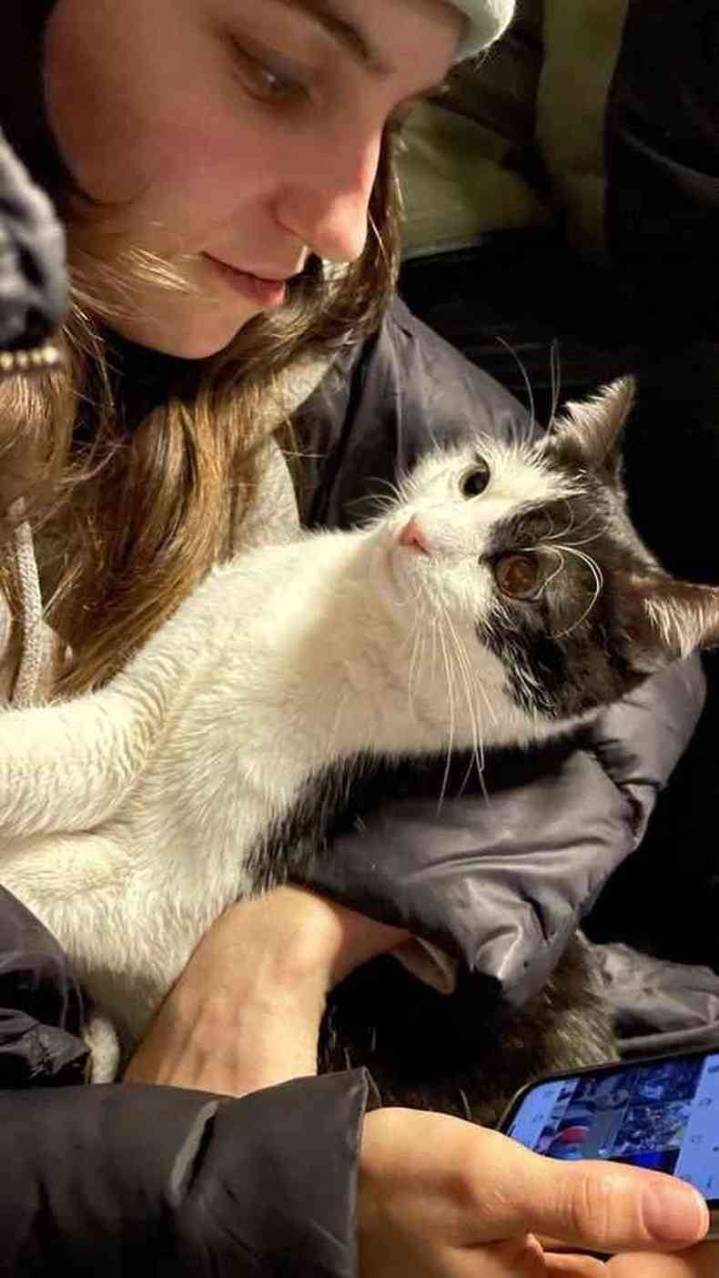Yustyna Dusan com um gato