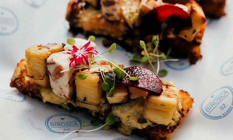 Tostadas de broa com palmito, requeijão de raspa, parmesão mineiro e balsâmico (Birosca)(foto: Lara Dias/Divulgação) Tostadas de broa com palmito, requeijão de raspa, parmesão mineiro e balsâmico (Birosca)(foto: Lara Dias/Divulgação)