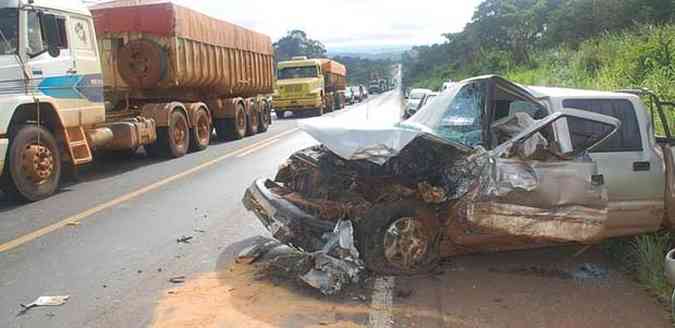 Motorista da caminhonete morreu preso s ferragens (foto: Farley Rocha / Patos Hoje )