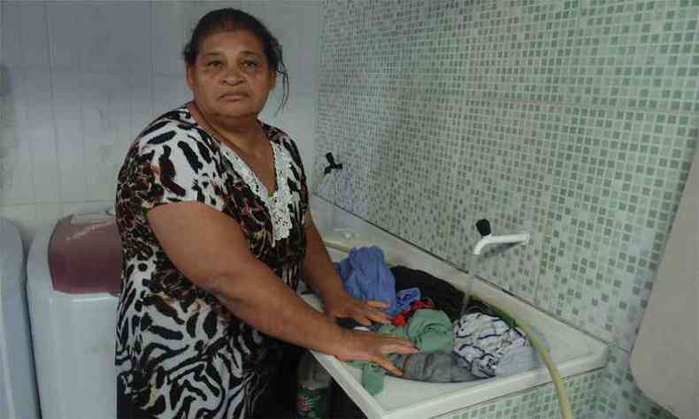 Aps ter perdido clientes devido  escassez de gua, a lavadeira Terezinha ficou aliviada com a notcia (foto: Luiz Ribeiro/EM/DA Press)