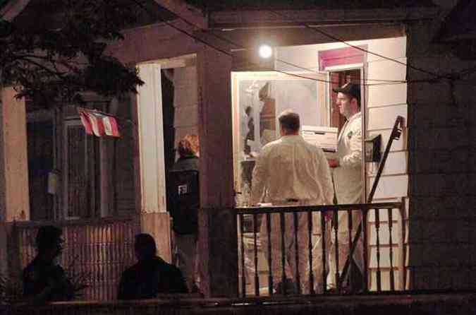 Policiais retiram provas da casa do suspeito, Ariel Castro, em Cleveland, EUA(foto: BILL PUGLIANO / GETTY IMAGES NORTH AMERICA / AFP)