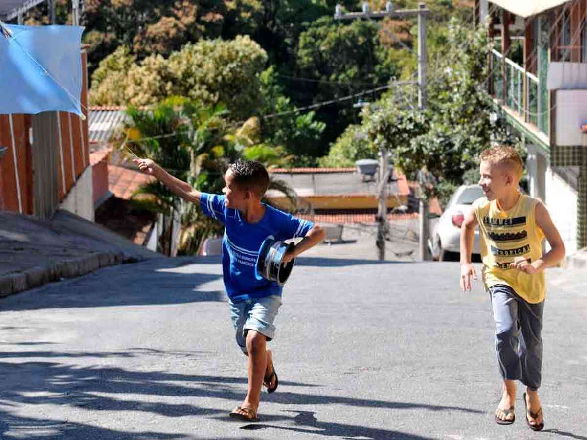 Menina De Corrida De Carros De Rua Com Público De Bandeira