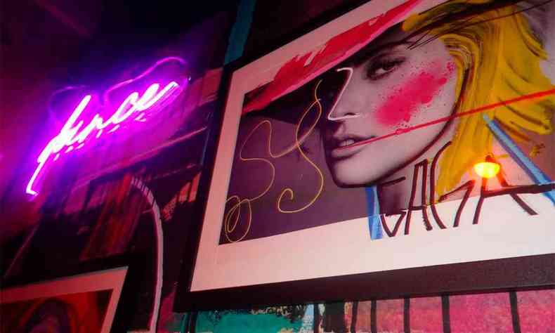 Quadro com pintura representando a Lady Gaga no Bar Laicos, em Belo Horizonte