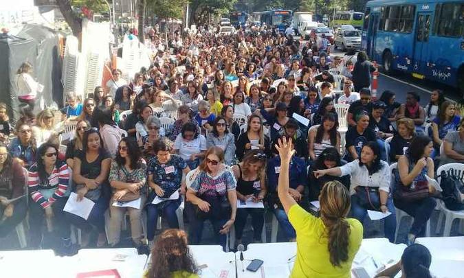 Professores fizeram assembleia na Avenida Afonso Pena em frente a Prefeitura de Belo Horizonte(foto: Sind-Rede/Divulgação) Professores fizeram assembleia na Avenida Afonso Pena em frente a Prefeitura de Belo Horizonte(foto: Sind-Rede/Divulgação)