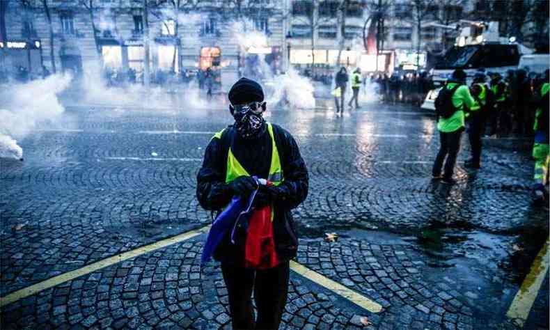 A polcia estimou o nmero de manifestantes em Paris em cerca de 3 mil(foto: Abdul ABEISSA / AFP )