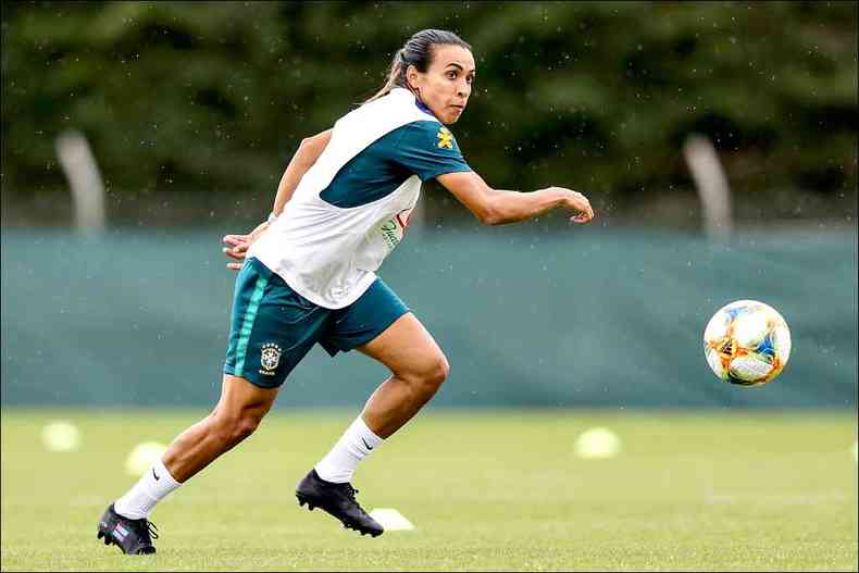Marta treinou normalmente e deve ser confirmada no duelo de amanhã com a Austrália, na França(foto: Roger Bambuck/Assessoria/CBF )