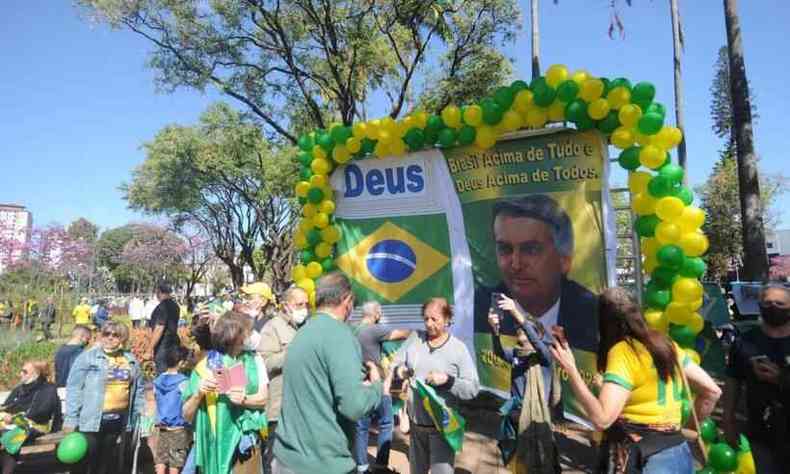 Manifestantes vestiam com o traje usual verde e amarelo dos apoiadores do presidente (foto: Leandro Couri/EM/D.A Press. )