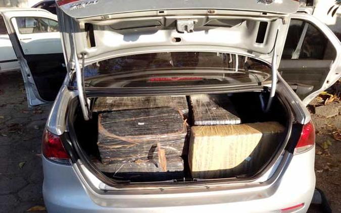 A droga estava no porta-malas de um Fiat Siena apreendido na rodovia estadual (foto: Polícia Militar/Divulgação ) A droga estava no porta-malas de um Fiat Siena apreendido na rodovia estadual (foto: Polícia Militar/Divulgação )