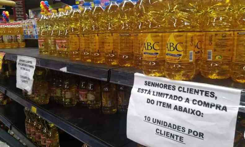 Rede de supermercado limita tambm a quantidade de leo por consumidor(foto: Gabriel Ronan/EM/D.A PRESS)