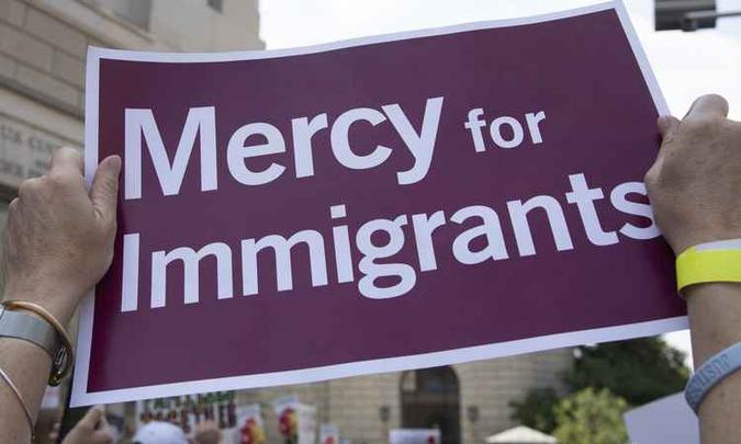 Cartaz pede misericórdia pelos imigrantes(foto: Alex Edelman/AFP) Cartaz pede misericórdia pelos imigrantes(foto: Alex Edelman/AFP)