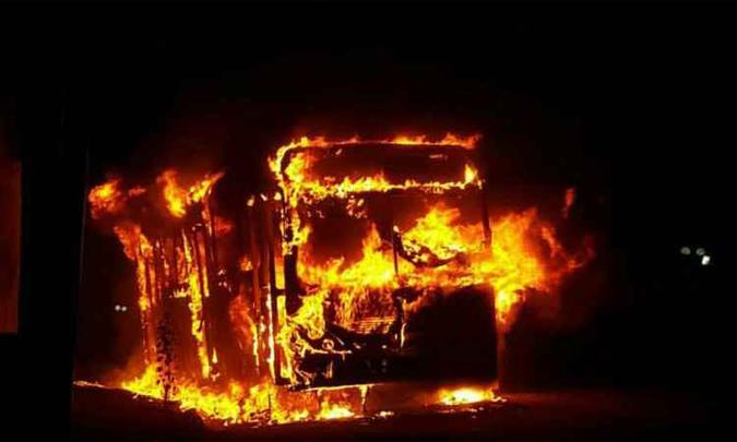 Coletivo foi queimado por cinco pessoas na noite de segunda-feira(foto: Corpo de Bombeiros/Divulgação) Coletivo foi queimado por cinco pessoas na noite de segunda-feira(foto: Corpo de Bombeiros/Divulgação)