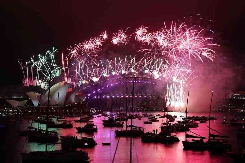 Em Sydney, os famosos fogos de artifcio foram disparados sobre a baa, mas com a quase total ausncia de espectadores