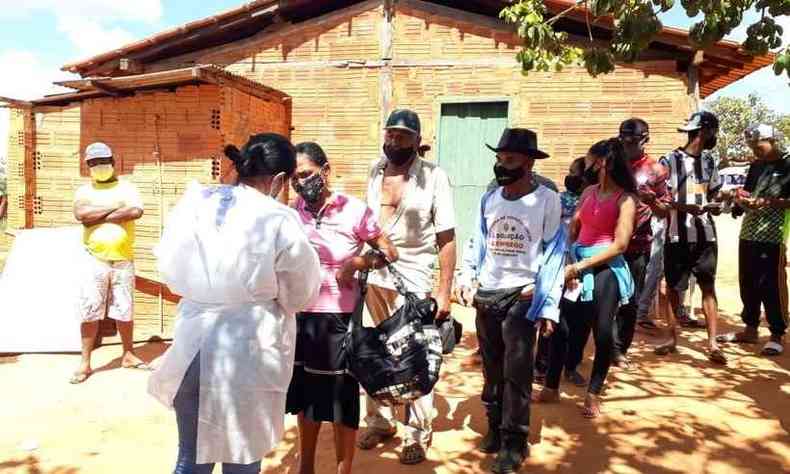 Vacinao na comunidade quilombola do Cabano, em Januria, no Norte de Minas(foto: MARIA ADRIANA NUNES/ DIVULGAO )