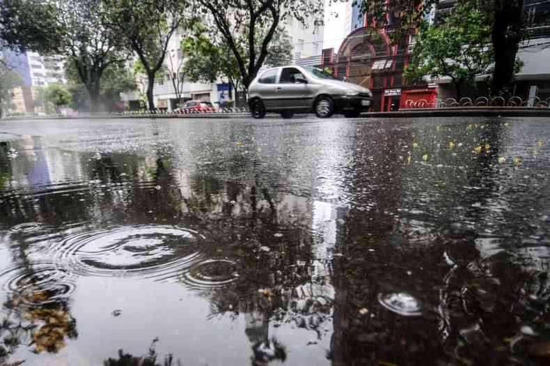 Belo Horizonte na manh deste domingo (25). No detalhe, a Avenida Getlo Vargas, na Savassi(foto: Leandro Couri/EM/D.A )