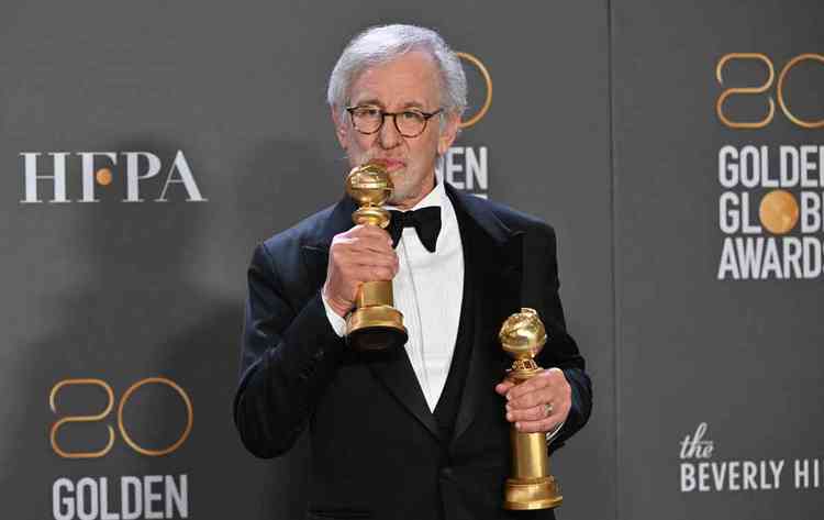 Cineasta Steven Spielberg segura duas estatuetas que ganhou no Globo de Ouro