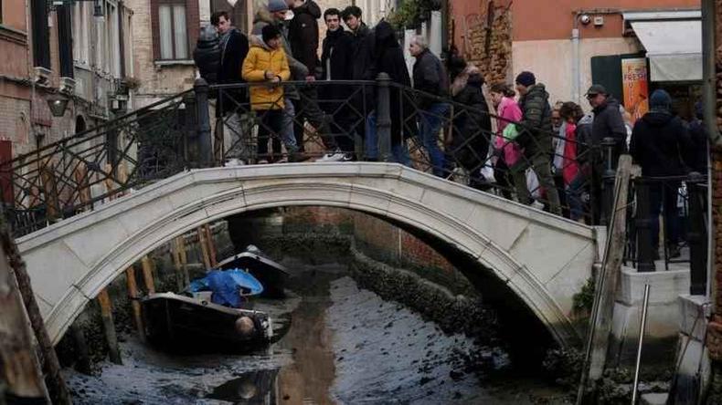 Os turistas presenciaram um fenômeno incomum %u2014 nesta época do ano, Veneza costuma sofrer com inundações(foto: Reuters) Turistas observam canal quase seco