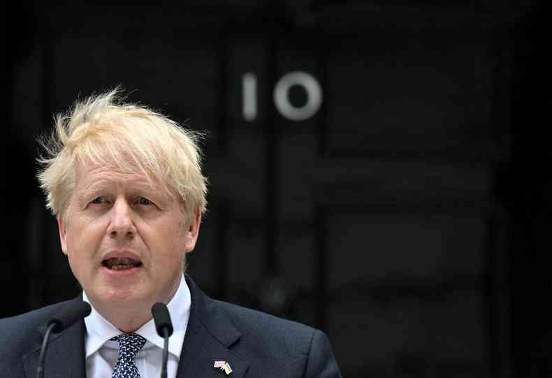 Boris Johnson discursa em frente à casa oficial do premiê, na Downing Street, 10