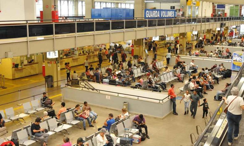Terminal Rodovirio cheio de pessoas