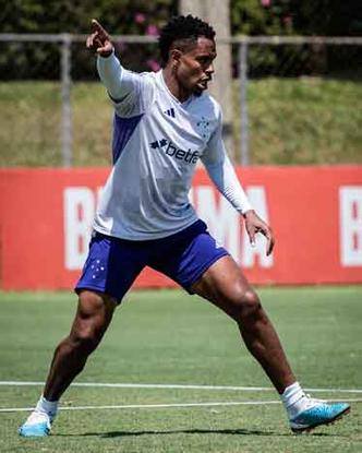 Desde a rescisão de Richard e a lesão de Ramiro, volante Matheus Jussa se tornou titular e tem boa chance de ter o vínculo renovado(foto: Gustavo Aleixo/Cruzeiro) Matheus Jussa durante treino na Toca