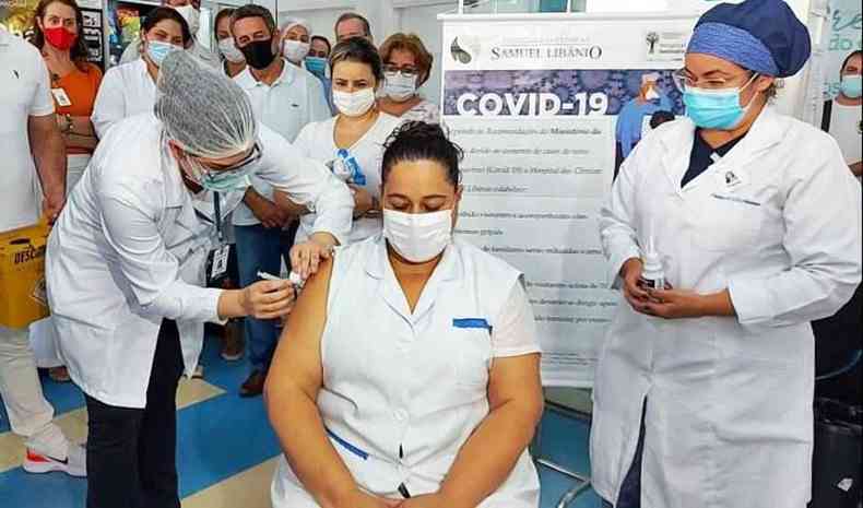 Tc. de Enfermagem diz que viu muita gente chegar conversando e morrer de COVID. Ela comemora a esperana da vacina acabar com o vrus(foto: Terra do Mandu/Magson Gomes)