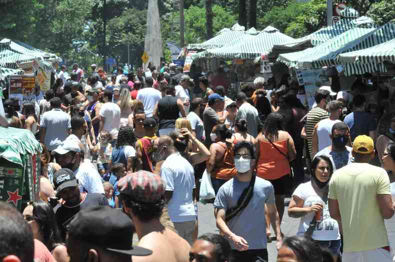 Centenas de pessoas caminham na Avenida Afonso Pena, Centro de BH, em dia de Feira Hippie