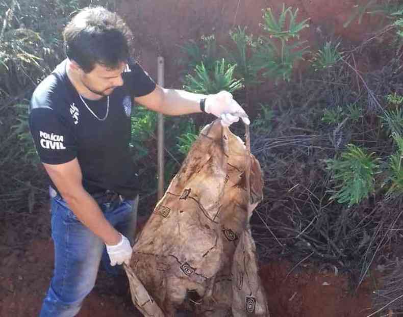 As roupas e um pedao de colcho identificados como sendo da vtima estavam junto com a ossada e o restante do corpo em decomposio(foto: Polcia Civil de Minas Gerais/Divulgao)