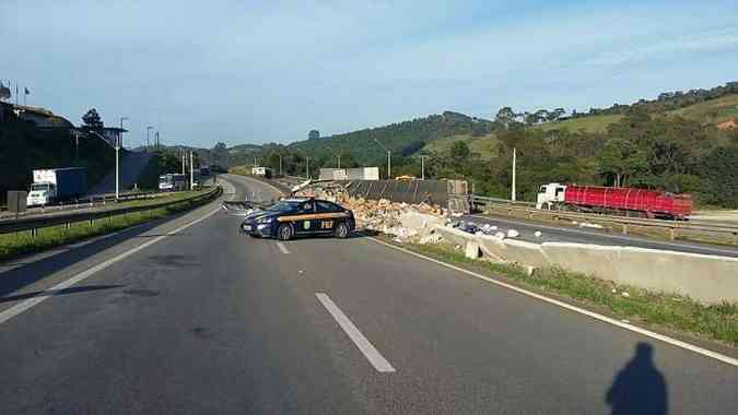 Carga transportada pela carreta ficou espalhada pela pista(foto: Polcia Rodoviria Federal (PRF)/ Divulgao)