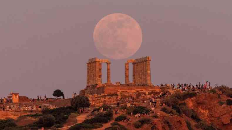 Na Grcia, pessoas se reuniram no Templo de Poseidon, perto de Atenas, para observar a Lua antes do eclipse total