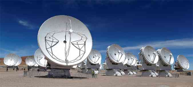 Radiotelescpio no Chile recebe a ltima das 66 antenas de rdio de alta preciso que devero funcionar, de forma conjunta e sincronizada, como um telescpio com 16 quilmetros de dimetro (foto: REUTERS/Ivan Alvarado )