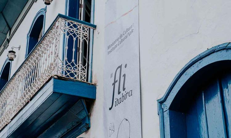 casaro azul e branco que fica na esquina entre a rua Major Paulo e a Avenida Joo Soares Silva, no Centro histrico de Itabira
