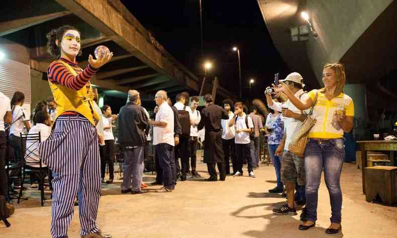 Apresentao de malabarismo por uma palhao para grupo de espectadores sob o Viaduto Olinto Meireles no evento de inaugurao do Viaduto das Artes