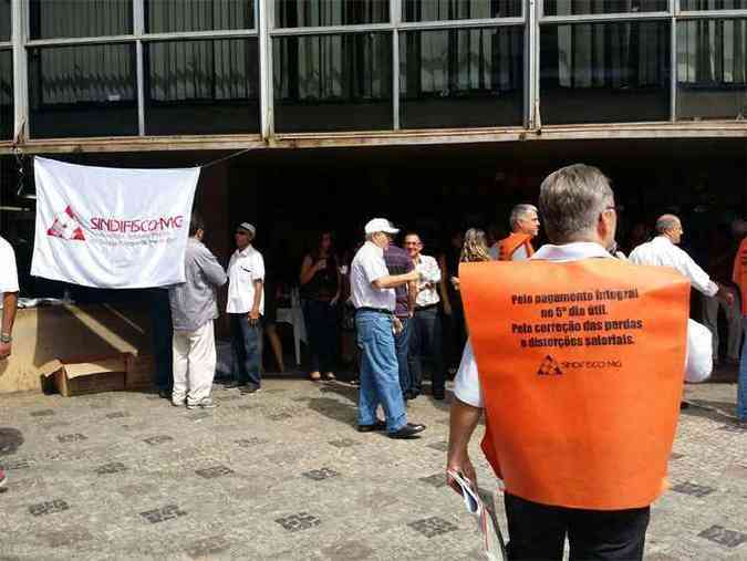 Auditores fiscais protestam na manh desta segunda-feira em frente  sede da Secretaria de Estado da Fazenda, no Centro de BH(foto: Marcelo da Fonseca/EM/D.A Press)