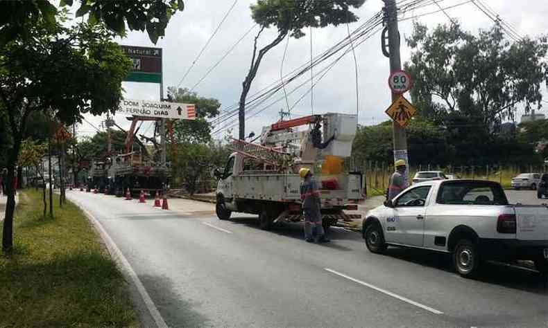 Operrios da Cemig j trabalham na substituio do poste danificado pelo acidente(foto: Edsio Ferreira/EM/DA Press)