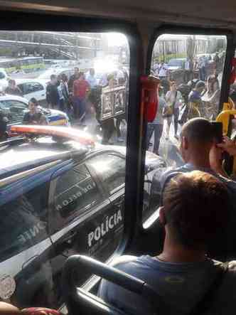Imagem mostra polcia militar e polcia civil no local do acidente