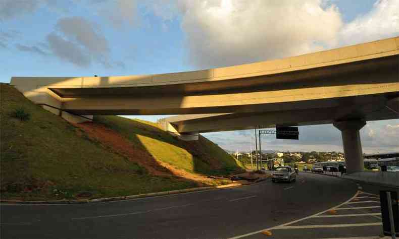 O Viaduto Oscar Niemeyer, que apresentou problemas identificados por consultoria em 2015,  um dos que sero monitorados por dois anos(foto: Ramon Lisboa/EM/DA Press - 17/7/15)