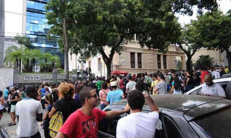 Alunos se renem diante de uma das unidades da UNA na edio de 2016: oportunidade de realizar o sonho do ensino superior (foto: Gladyston Rodrigues/EM/DA Press )