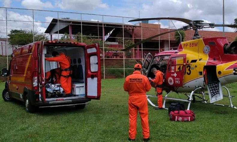 Momento em que o menino foi colocado em helicptero dos bombeiros