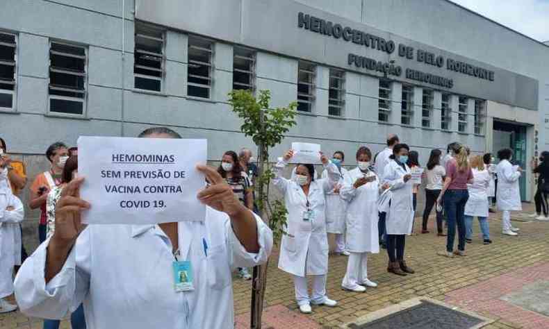 Funcionrios do Hemocentro de Belo Horizonte em protesto na manh desta tera-feira (02/3) em frente  sede do Hemominas, na regio hospitalar da capital. Servidores afirmam que ficaram de fora dos planos de vacinao contra a COVID-19(foto: Sind-Sade/Reproduo)