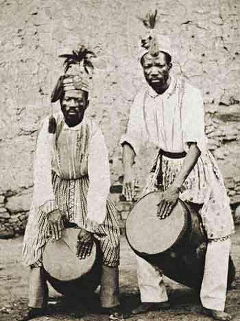 Imagem dois negros escravizados