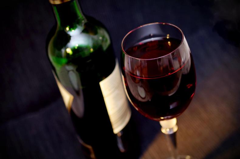 Há ofertas e promoções de sobra para compra de vinhos na Black Friday(foto: PxHere) Garrafa de vinho e taça cheia