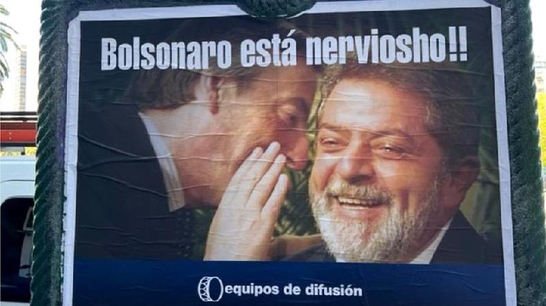 Cartaz que mostra Bolsonaro cochichando no ouvido de Lula