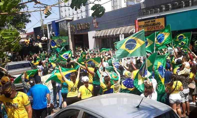 Os apoiadores de Jair Bolsonaro se concentraram em um ponto da Avenida Sanitria, em frente ao prdio do Servio Nacional Aprendizagem Comercial (Senac)