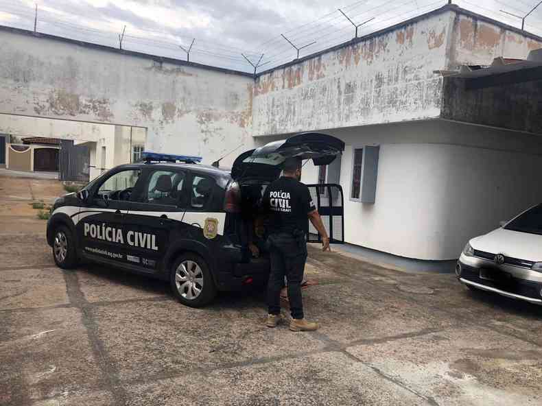 Homem detido saindo de viatura da Polcia Civil na porta do presdo de Arax