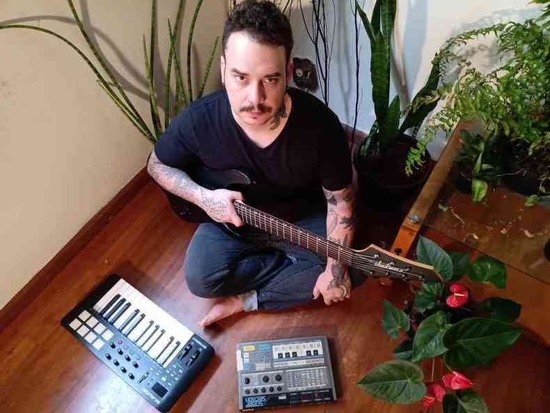 Thiago Machado, conhecido como Porquinho e lder da banda Porco, produziu o disco em sua casa, em Belo Horizonte