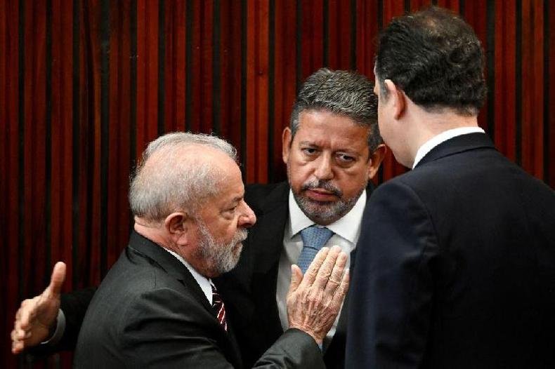 Lula com Arthur Lira (ao centro) e Rodrigo Pacheco (de costas) durante sua cerim�nia de diploma��o como presidente pelo TSE em dezembro de 2022