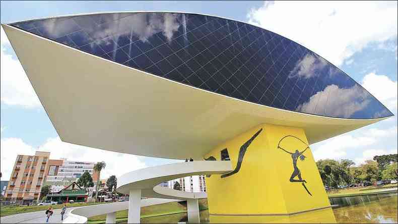 O Museu Oscar Niemeyer tem no acervo mais de 2 mil obras de artistas de renome internacional(foto: Marden Couto/TM/Divulgao)