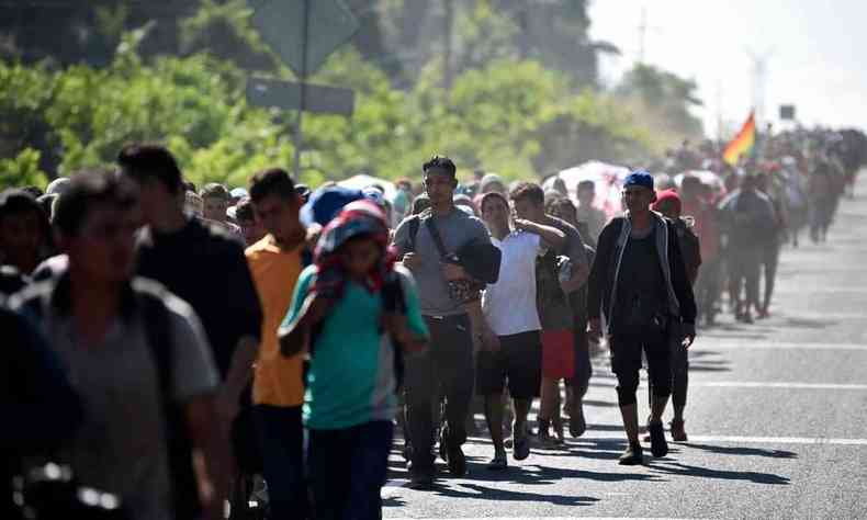 Caravana de migrantes caminha por Cidade Hidalgo
