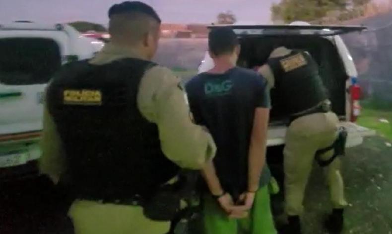 Um dos suspeitos detidos pelo homicídio, levado pela Polícia(foto: Divulgação/PMMG) Polícia leva suspeito de assassinato de morador de rua