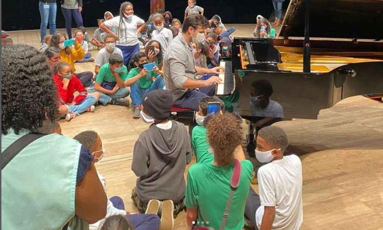 Cristian Budu toca piano para crianas e jovens durante o projeto educativo Visitas Mediadas, no Centro Cultural Sesiminas, em Belo Horizonte